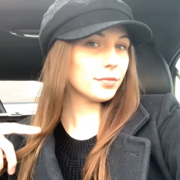 Meet your Posher, Laina - Picture 2 of 6